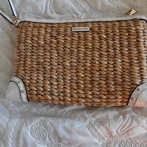 Michael Kors Malibu Optic White Straw XL Zip clutch, WristletVis